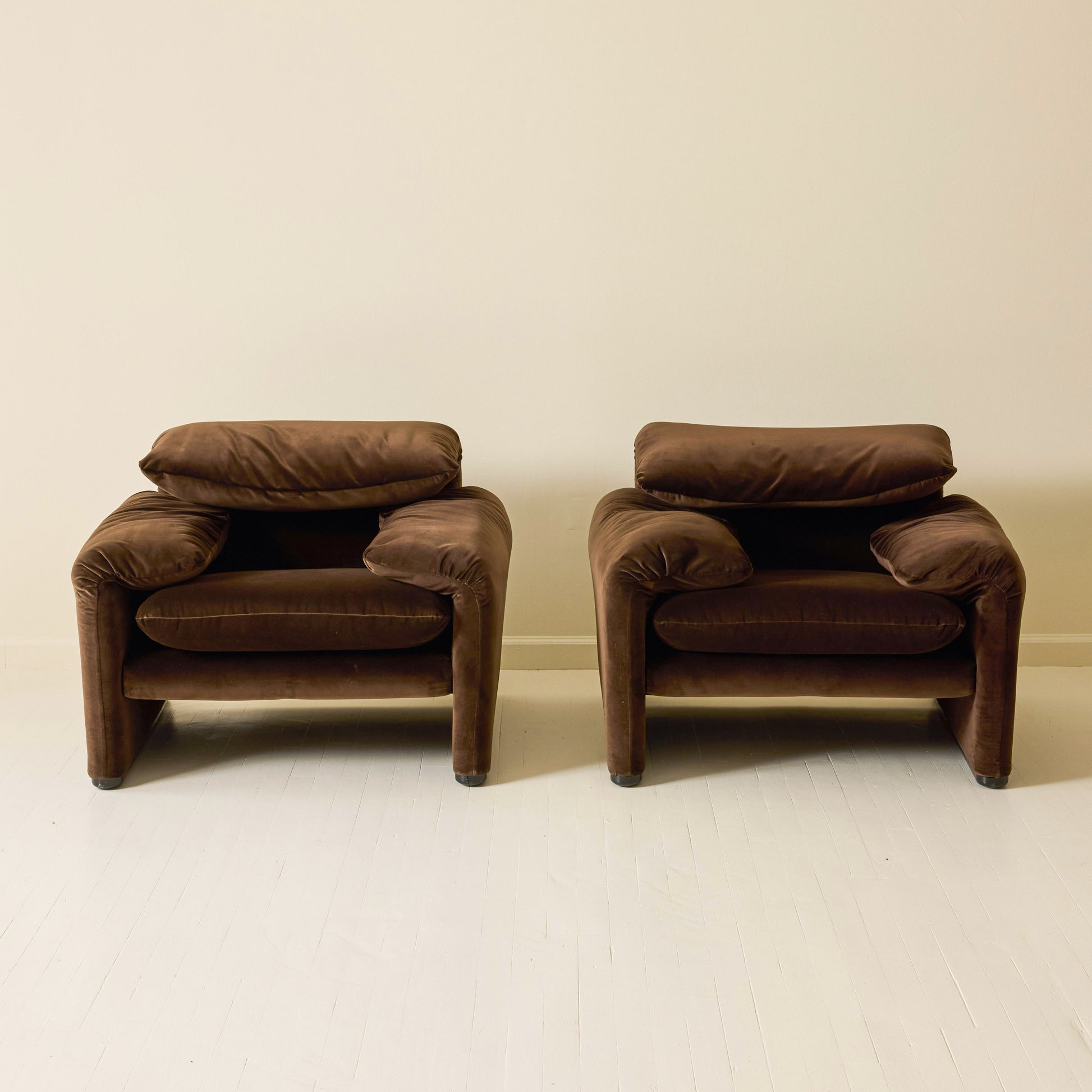 Vico Magistretti "Maralunga" Chair in Velvet, Cassina, a pair, 1970s