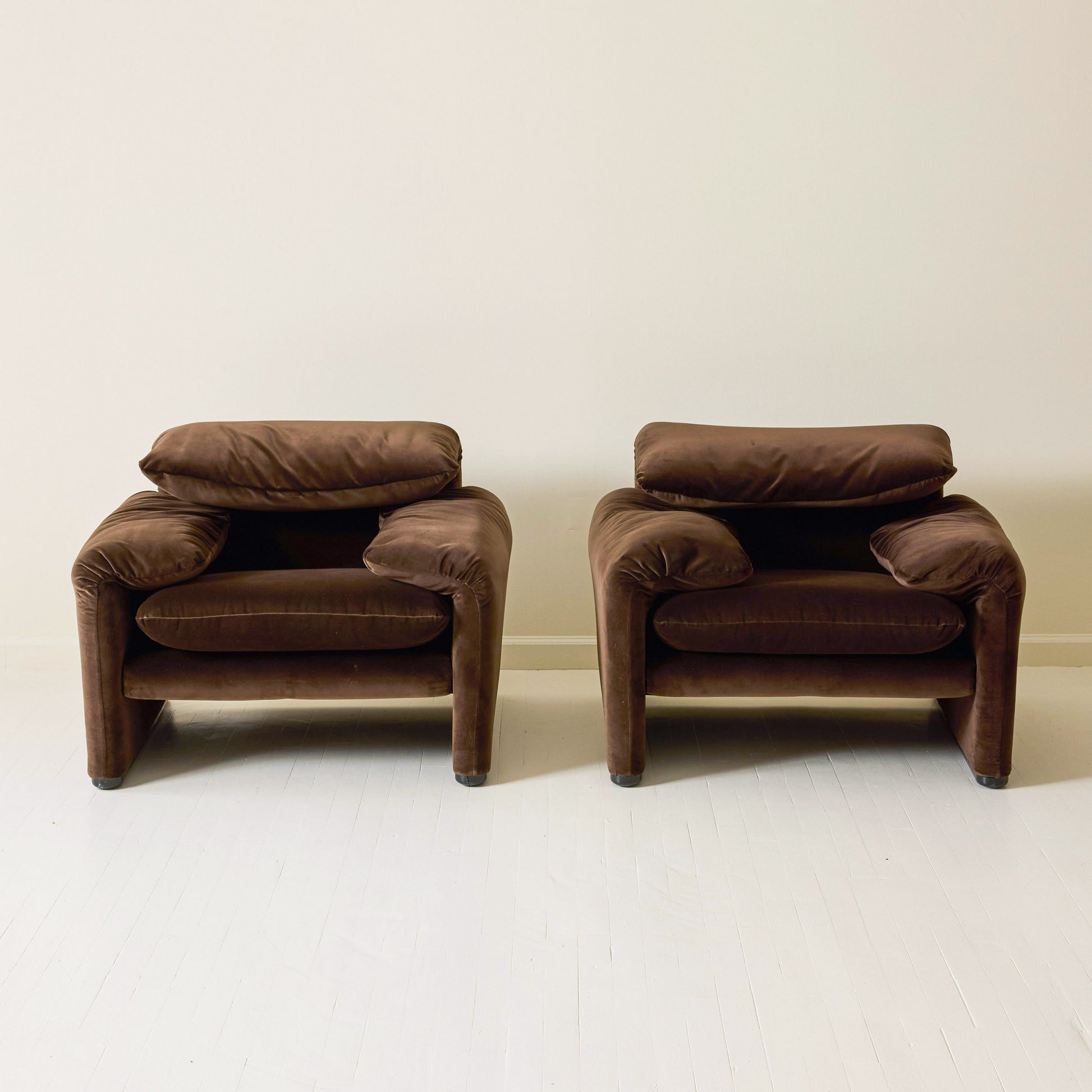 Vico Magistretti "Maralunga" Chair in Velvet, Cassina, a pair, 1970s