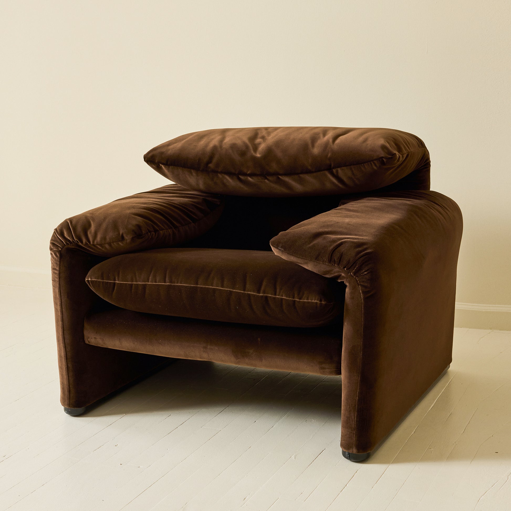Vico Magistretti "Maralunga" Chair in Velvet, Cassina, a pair, 1970s