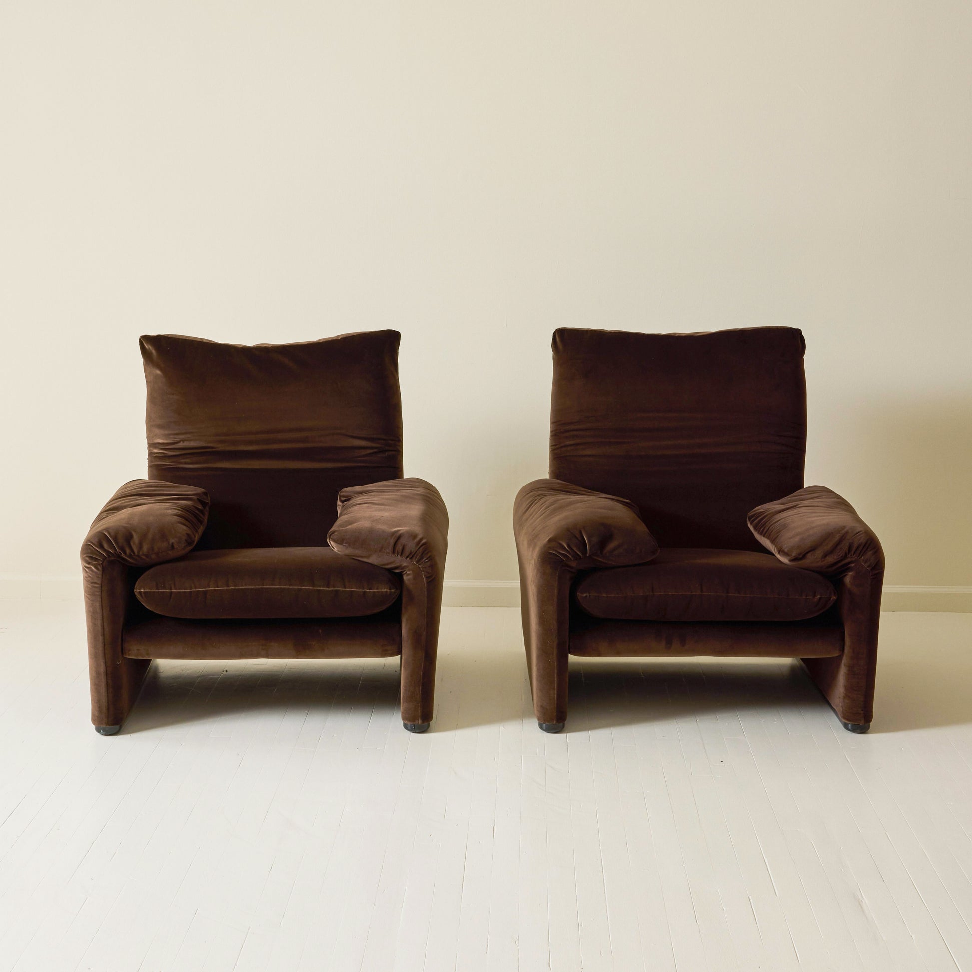 Vico Magistretti "Maralunga" Chair in Velvet, Cassina, a pair, 1970s
