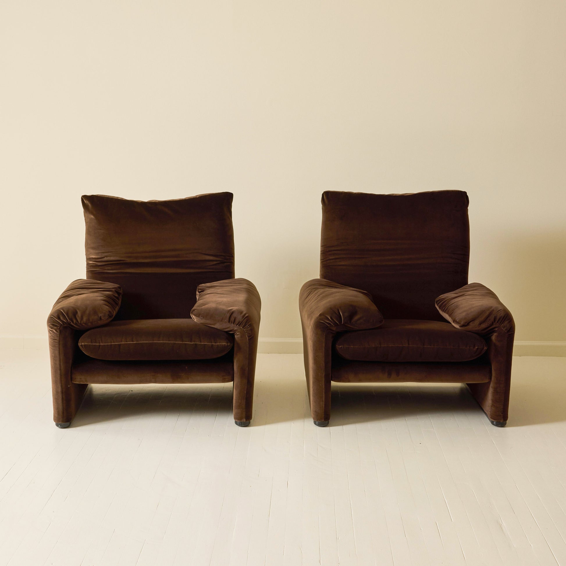 Vico Magistretti "Maralunga" Chair in Velvet, Cassina, a pair, 1970s