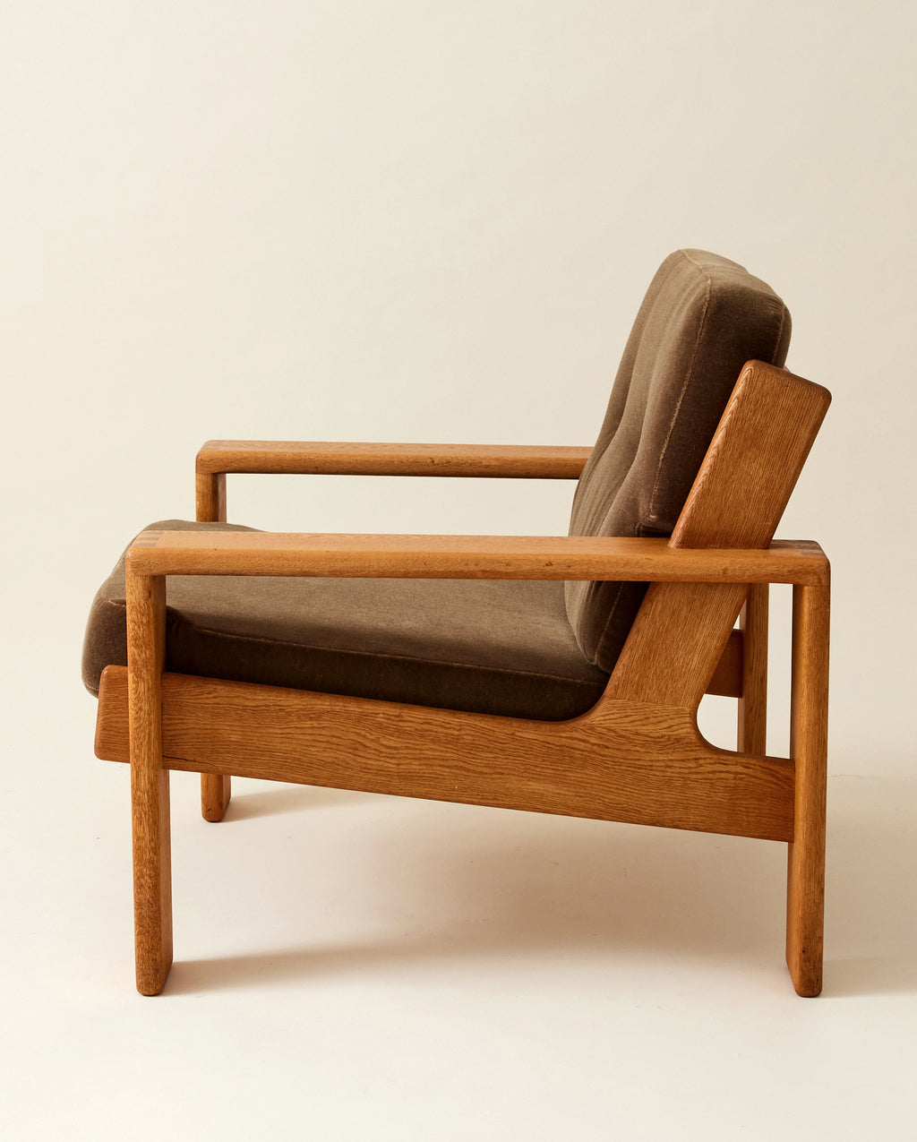 Esko Pajamies Oak "Bonanza" Lounge Chairs with Mohair Cushions, 1960s, a Pair